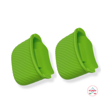 Carica l'immagine nel visualizzatore di Gallery, COVER PER MANIGLIE IN SILICONE VERDE 2 pz - Olympia Italian Premium Cookware